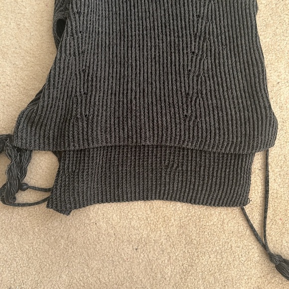 Sleevelesss turtleneck sweater with criss cross details and tassels - Picture 5 of 5